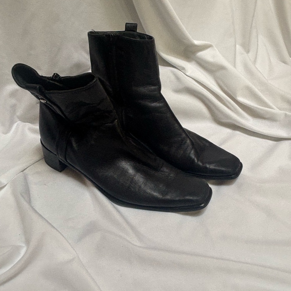 Stuart weitzman ankle boots size 9 black leather low heel minimalist square toe